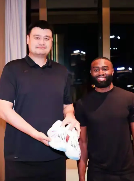凯尔特人超级巨星杰伦-布朗真是太懂人情世故了！今天布朗更新社媒，晒出了自己和中国