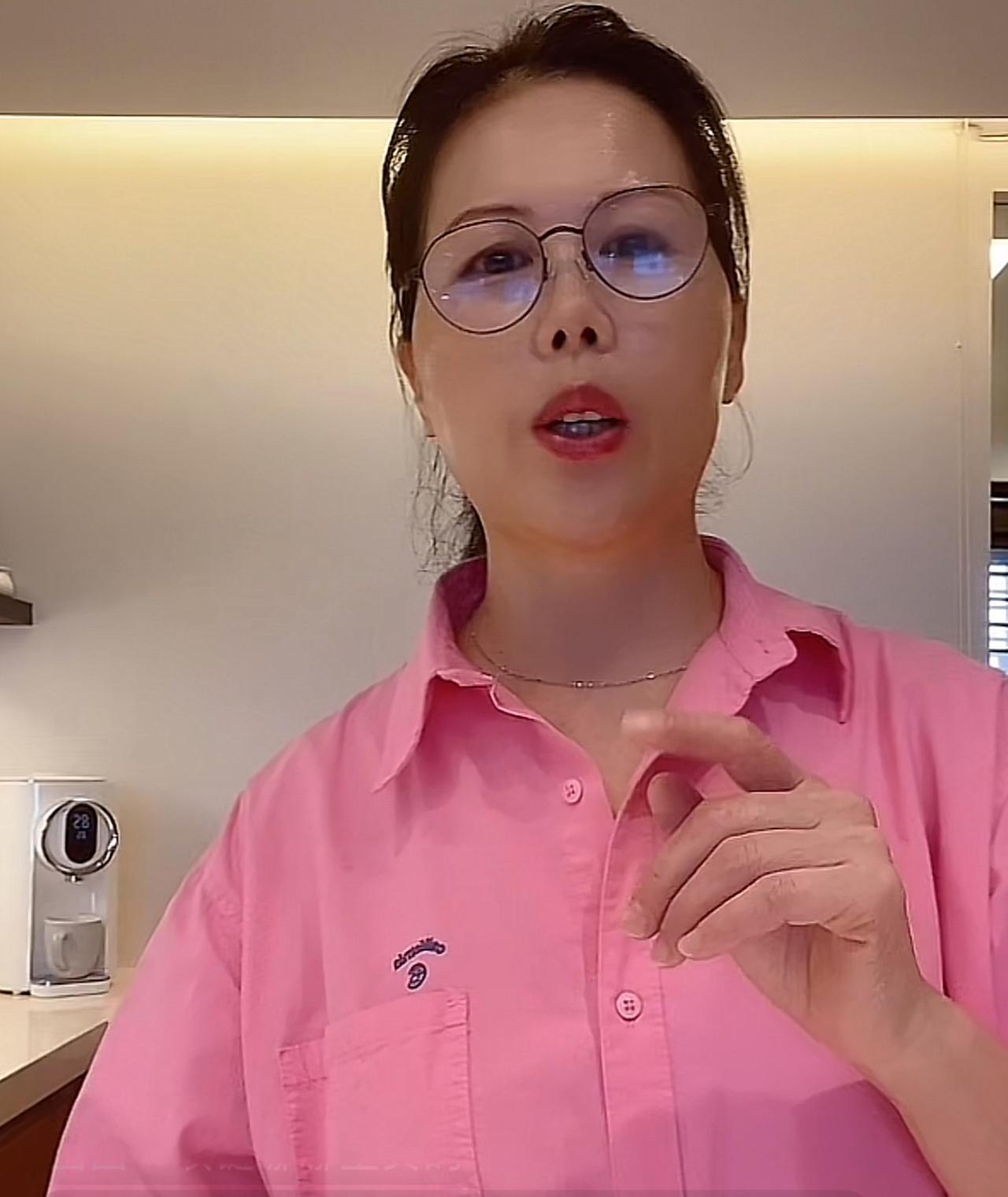 真没想到
汪小菲是这样子对待小杨阿姨的！难怪这么多年了，小杨阿姨在汪小菲离婚后不