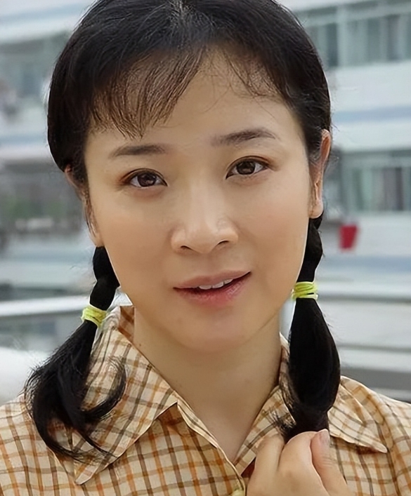 2009年，41岁的陈小艺和小她9岁的导演徐昂在车内激吻被媒体拍到，一时舆论四起