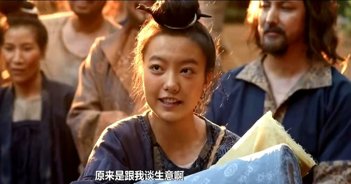 《长安的荔枝》阿僮对李善德一往情深。

李善德送给阿僮三匹衣料，阿僮开口便说“是