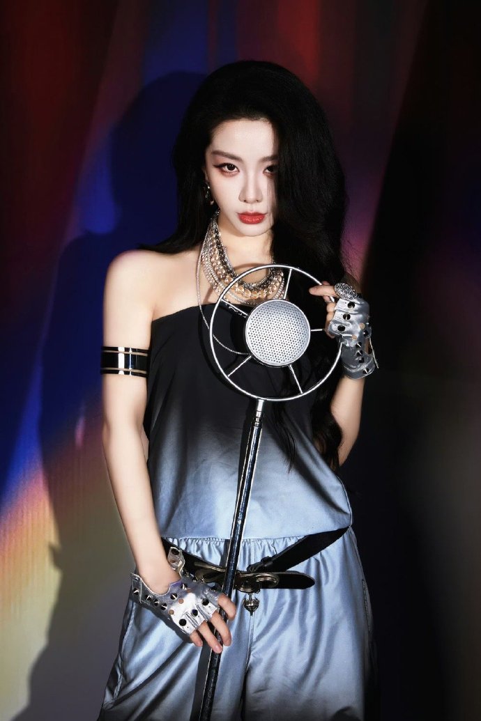 喻言在舞台上一开口直接封 神，渐变套装搭配银饰的造型又酷又飒，发丝甩动的瞬间气场