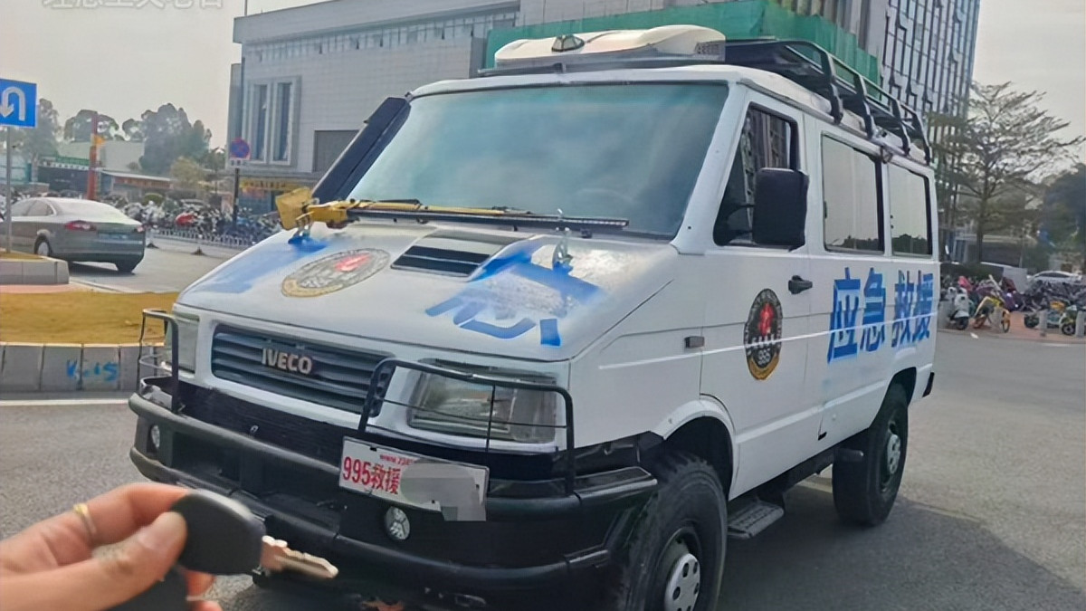 厉害了牛人，把救援车改装成了露营车，四驱版依维柯2045床车来了