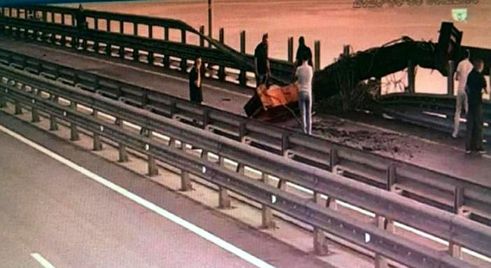 大桥刚炸就通车，乌克兰很生气











克里米亚大桥刚被炸完，交通立