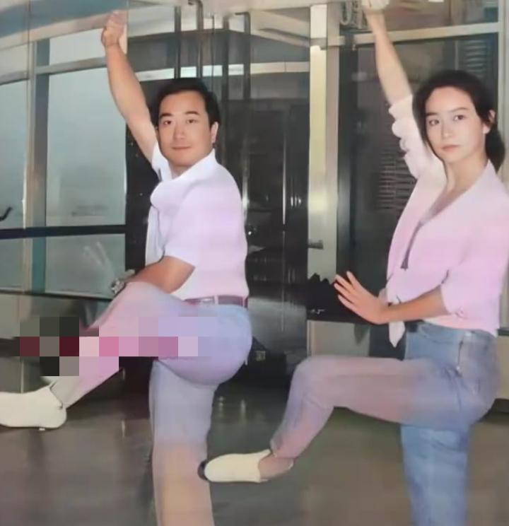 90年代，林青霞为演好东方不败
随叶少兰练功时的一幕，姿势和动作都非常的专为了演