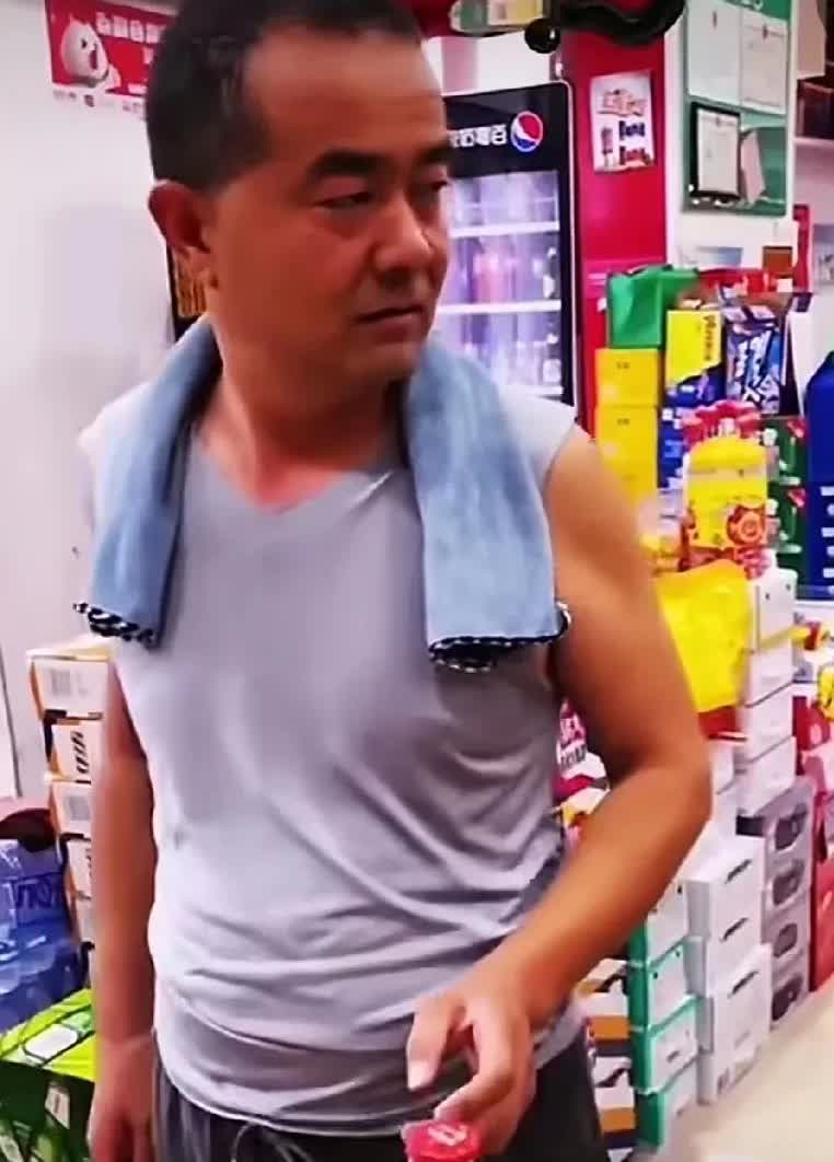 一位农民和妻子在地里从早晨干到中午，中午回家吃饭的路上，走进一家小超市想买瓶啤酒