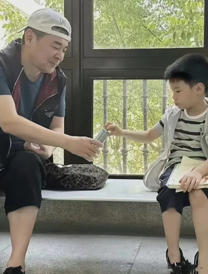 陈建斌的2个儿子现状，
大儿子：陈谱，18岁。长得比较像陈建斌，完全避开蒋勤勤的