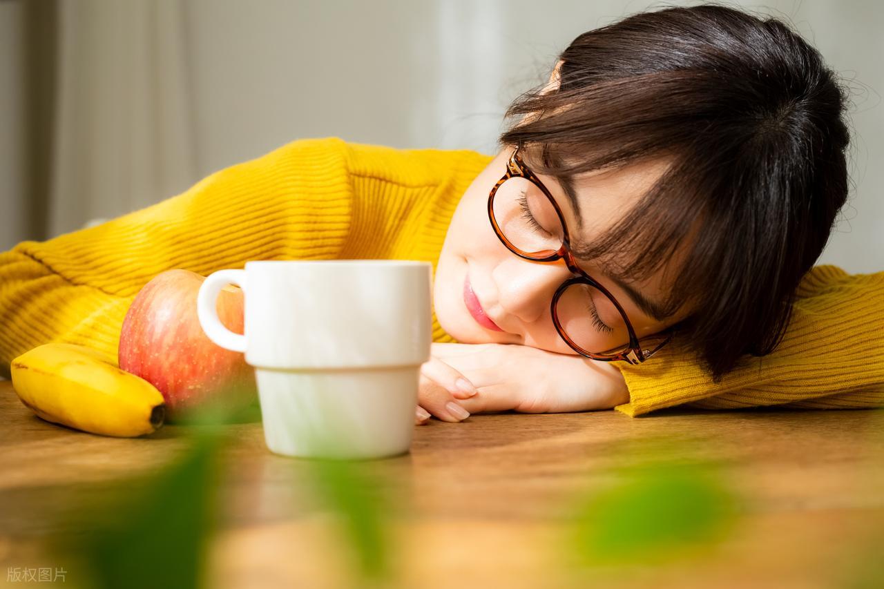 我同学的妹妹，昨天被老公送回娘家了，就因为她不愿意去医院照顾生病的婆婆。她的理由