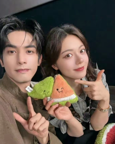 谁能想到，
​一部《骄阳似我》，
​刚让宋威龙和赵今麦的CP火出圈，
​转头就把