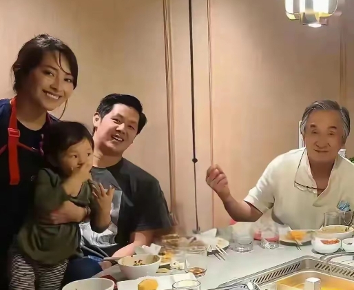 这是成龙？
全头白发苍苍在吃火锅的是成龙？
才71岁，怎么就老成这样了？真不敢相