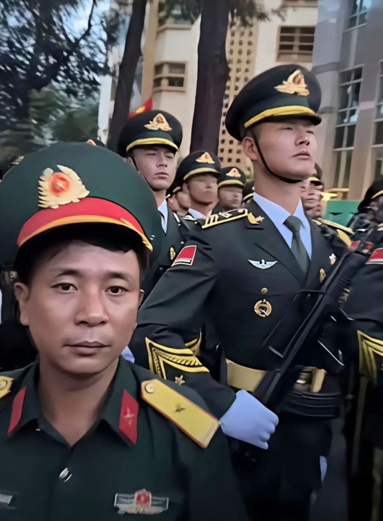 解放军去越南参加阅兵仪式，当解放军走在河内街头的时候，衬托得越军像是伪军

越军