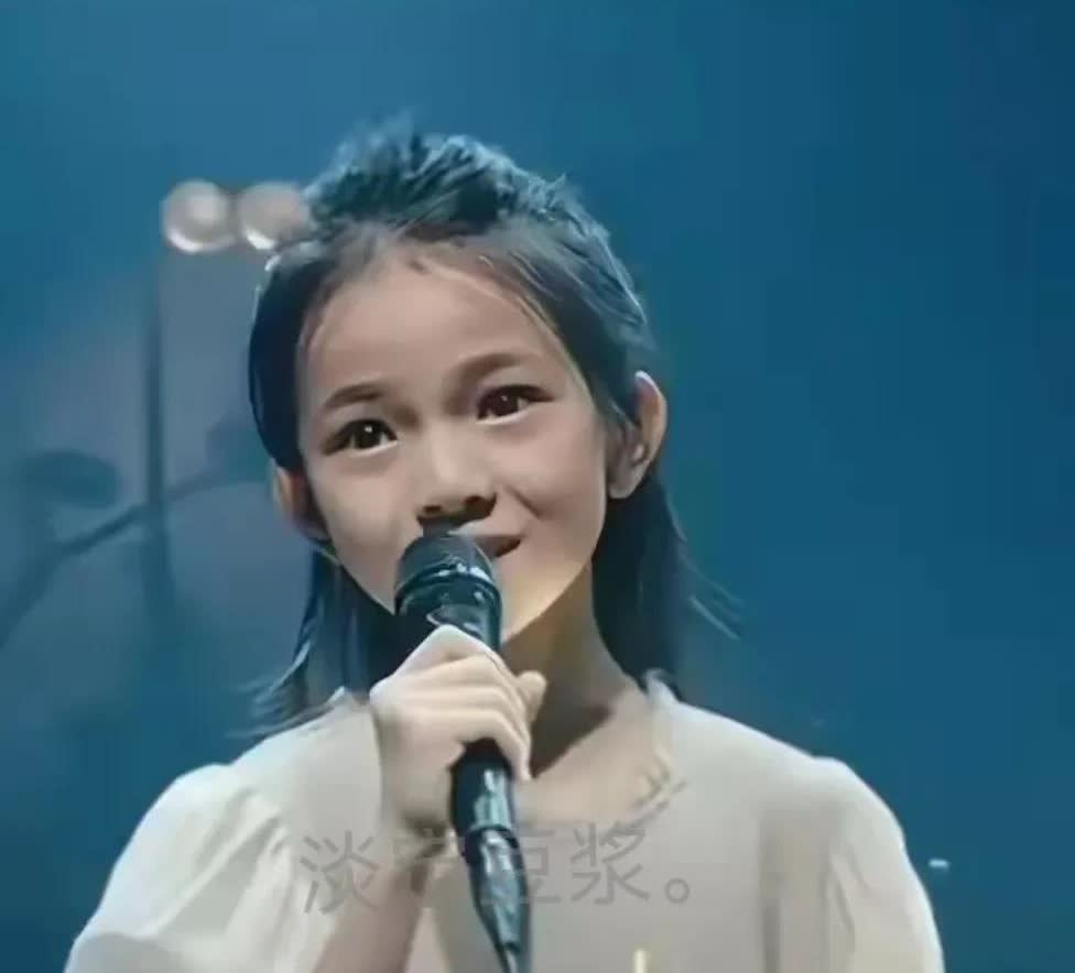 你能看出这小姑娘长得像谁不？她长得可像她爸爸了，他爸爸在演艺圈是出了名的大好人，