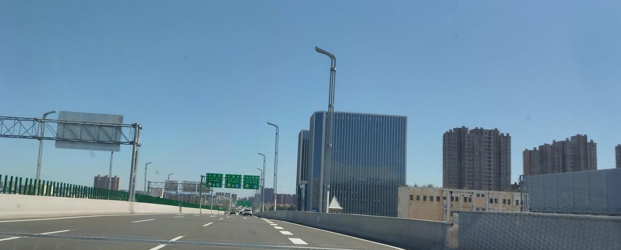 副驾驶位隔窗随拍青城