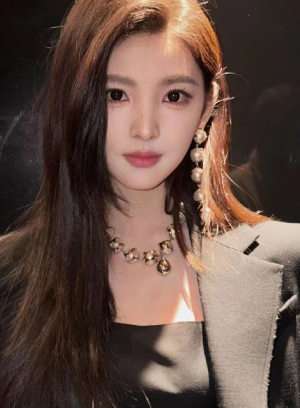 章若楠真的好好看 ，最羡慕她的长相，超美的，今天眼妆很媚很迷人，纪梵希很会挑代言