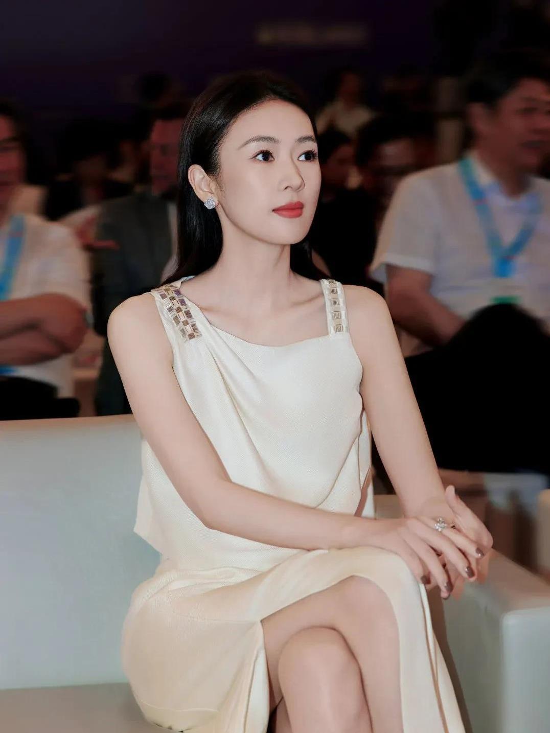 果然娱乐圈靠的就是人脉！
童谣能成为白玉兰奖唯一女评委，不是因为她演技好，也不是