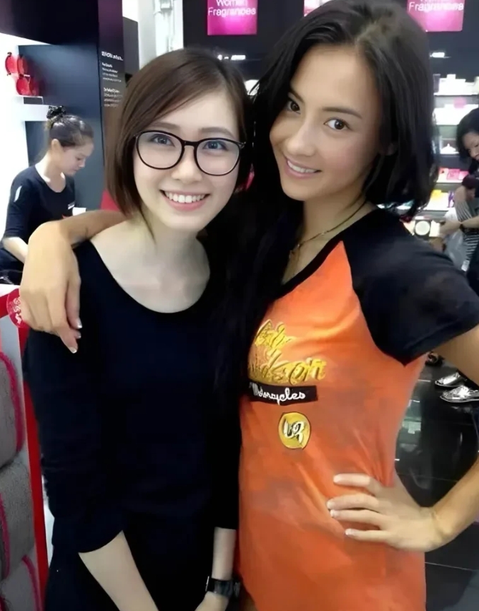 张柏芝旁边这个美女看着好眼熟，就是叫不出名字来。[呲牙笑][呲牙笑][呲牙笑]