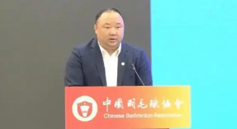其实羽协主席张军还是挺不错的。别看他四肢发达，可头脑却不简单。

因为他在接手国