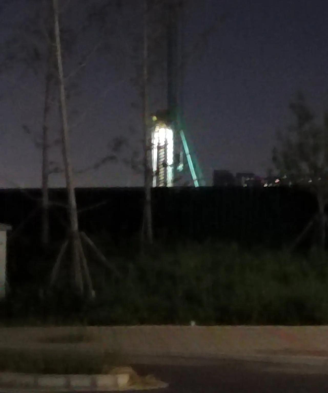 郑州高新区双湖科技城，和锦莲序二期工地，一台桩机在施工。
去年九月份就有台打桩机
