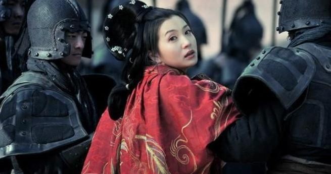 吕布被曹操杀死以后，曹操的士兵闯入吕布的内室发现了貂蝉，貂蝉怕被士兵糟蹋，立刻举