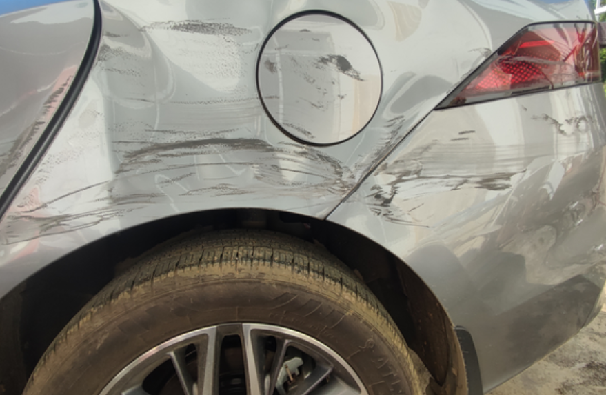 被大货车加塞撞的，对方全责。4s店建议切割处理，钣金的话刮腻子太多容易开裂。兄弟