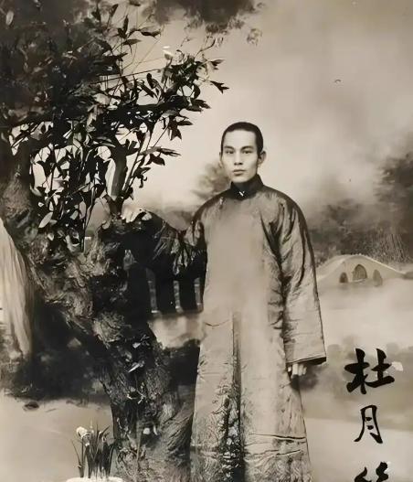 当年，杜月笙在重庆遭人绑架，绑匪开口要40万，杜月笙却说：“给你90万，剩下的钱