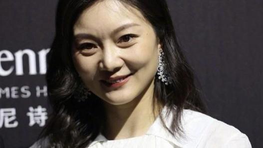 张艺谋真宠“妻”！小31岁娇妻穿8万8套裙配奢华珠宝，终于有点阔太样了