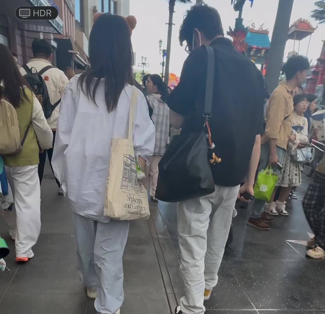 什么情况？梁田胡允庭在环球被偶遇。
这是什么节奏🎶综艺上正在闹分开大戏，怎么