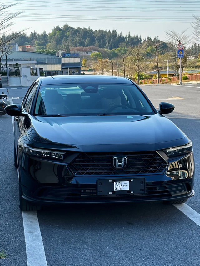 看到网友拍的雅阁，我好像又可以了
前几次去4S店里看雅阁，都觉得有点丑，但是今天