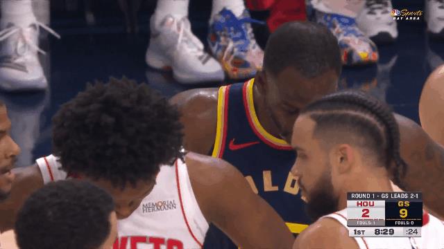 太逗了！绿老师直接打入火箭内部！
在今天NBA季后赛勇士对阵火箭的首节比赛中，火