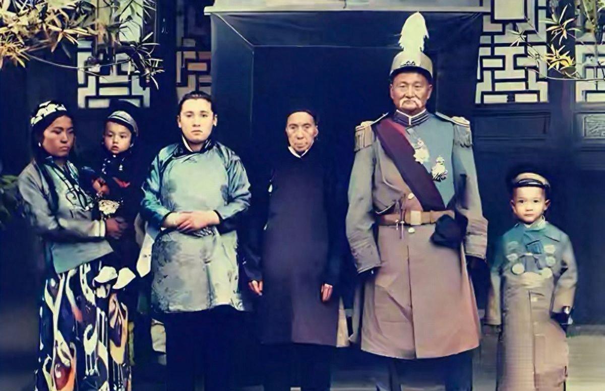 1920年，新疆提督马福兴和三位夫人的合影，4年后被杀！
“您看这照片里，马提督