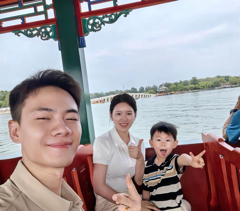 这小子的表情，像极了俺此刻的心情。