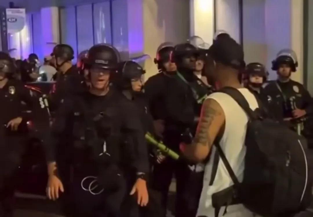洛杉矶警察拘捕记者，乖乖就擒，该不会是假记者吧！#洛杉矶警方承认局面已失控#