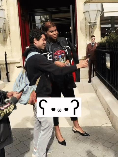 这装束对于E酱来说已经是非常保守了，从这身板也能看的出来他要是不瞎折腾很可能就是