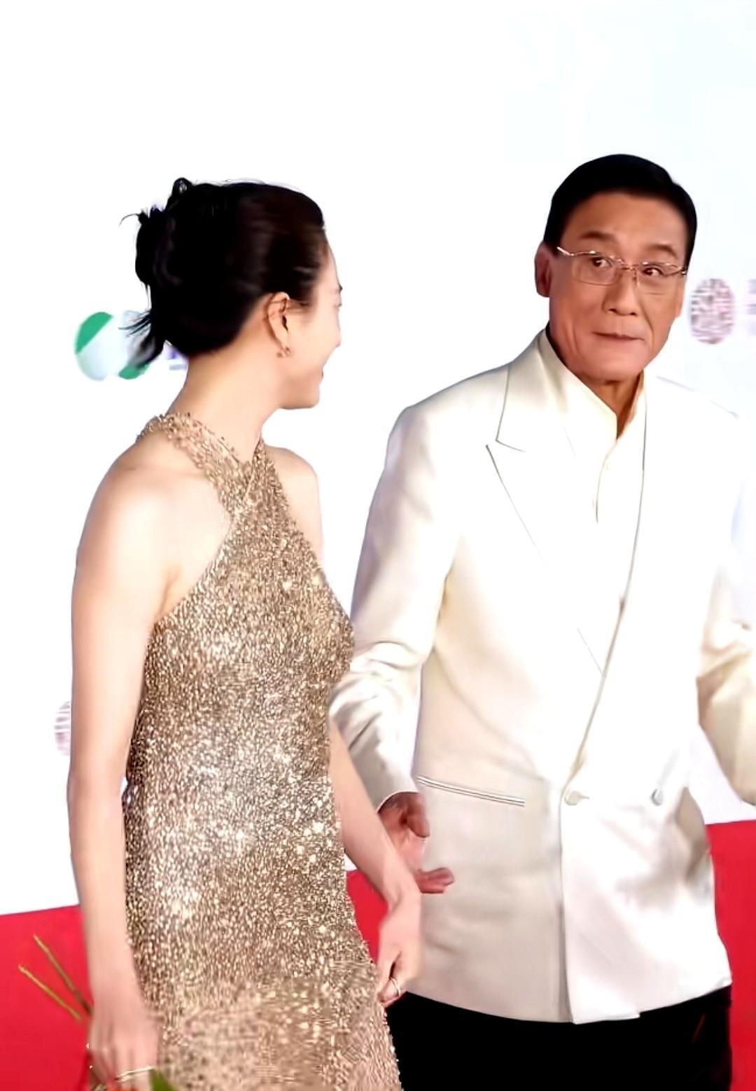 红毯伸手被挡，尴尬背后藏着大文章
镜头里，梁家辉刚抬手，韩孝周轻轻侧身，手落空了