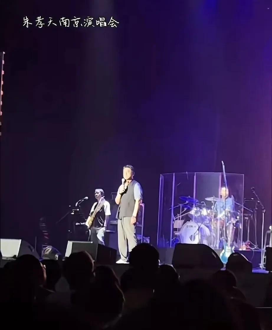 朱孝天站队汪小菲，南京开演唱会，台上他却又提到大S！他说，大S离世的消息，还是他