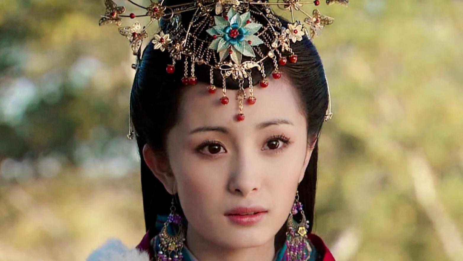 当女星戴上眉心坠额饰：杨幂甜美、唐嫣仙气、彭小苒异域少女