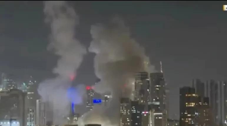 灯光璀璨的特拉维夫，伊朗导弹从天瞬间划过，响起了爆炸声，多少人又陷入了一个恐慌的