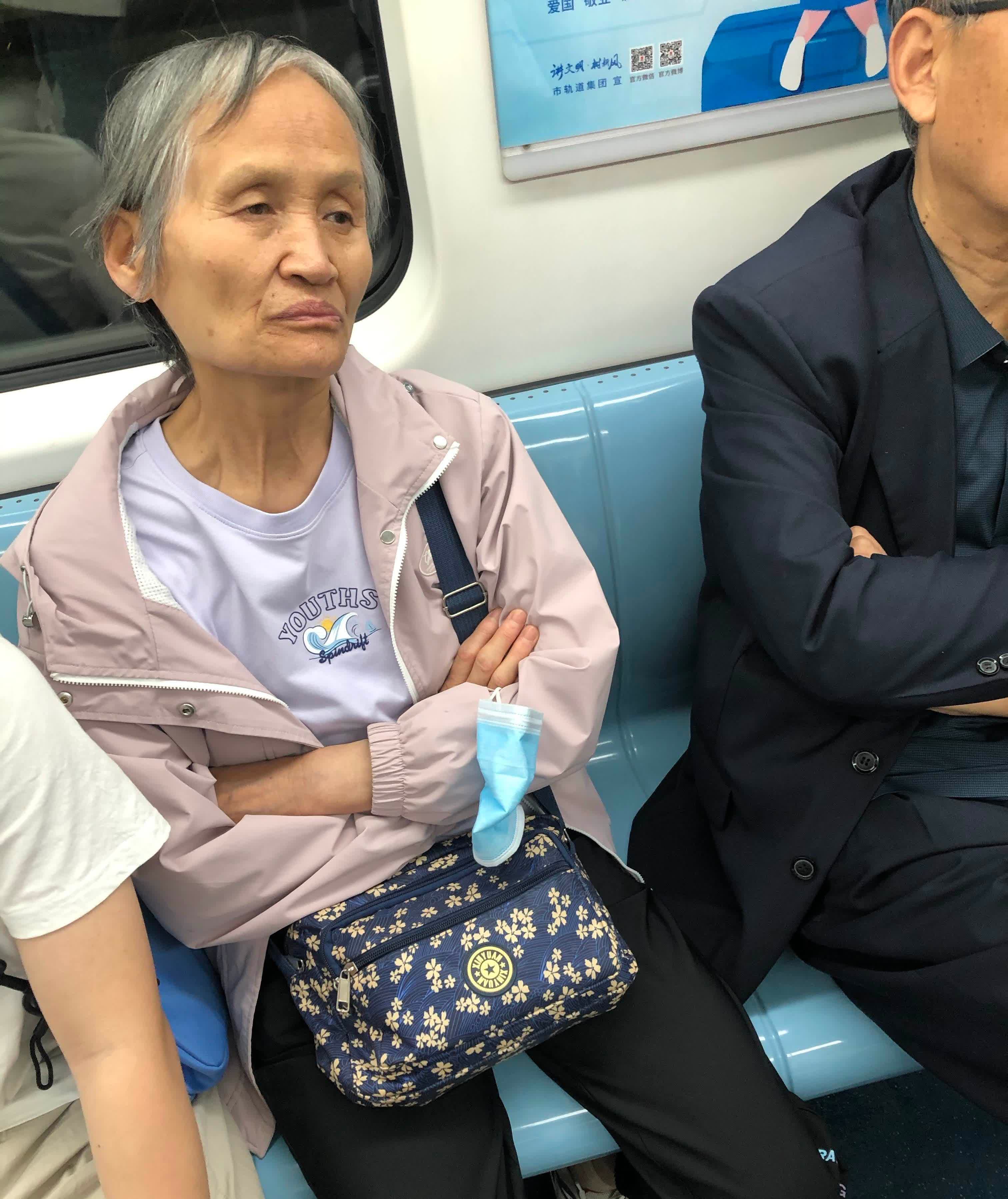 真是相由心生，地铁上这位瘦骨嶙峋的老太太，屁股坐在座位上，离旁边大爷挺远，半个身