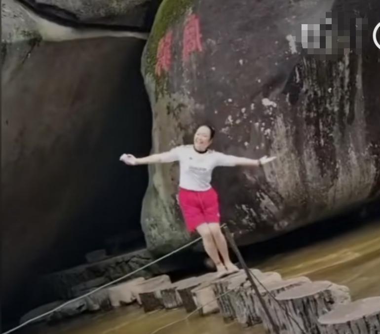 真拿眼睛当摆设呢！一白袄红裤女子在景区的石墩上拍照，没想到帅不过三秒，刚做完一个