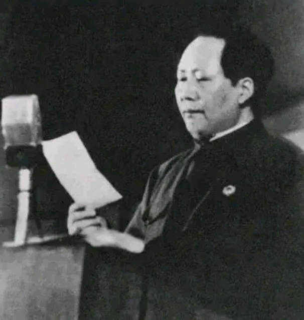 1950年，铁匠朱其升看到家家户户挂毛主席像，偷偷对妻子说道：“其实，毛主席是我