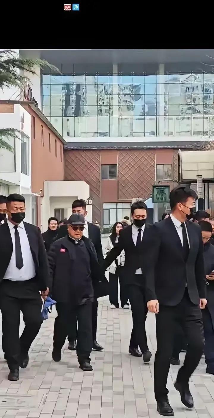 这是哪位大佬啊！这么多的安保人员保护