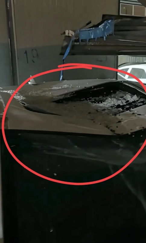 万万没想到，
西安冰雹最破防的不是头被砸烂的小孩，也不是能提着桶
捡200吨冰块