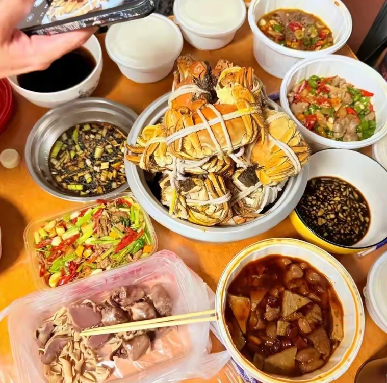 德云八队南京过中秋，一桌简菜只剩郭胜文、张霄白四人在岗，照样把月亮吃出仪式感。网