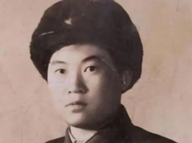 1950年，战士郭富受了重伤，裤子被鲜血浸染，然而，当医生解开他的扣子时，他却骤