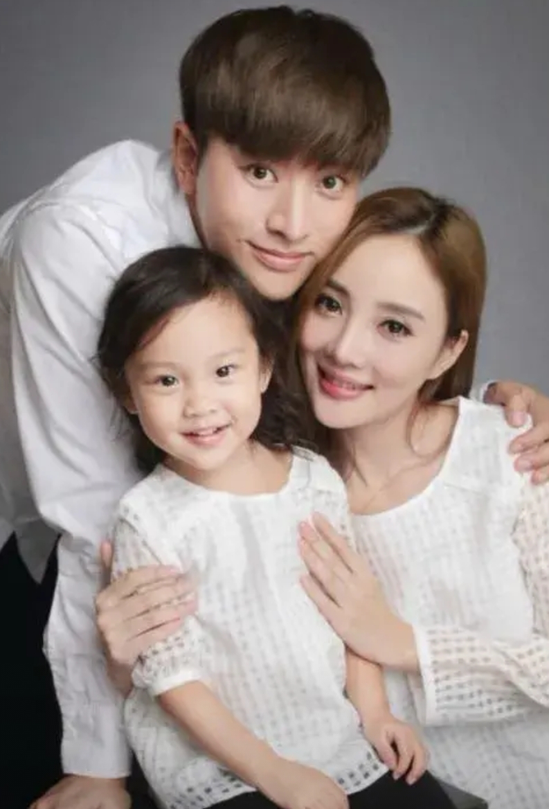 贾乃亮和李小璐的的宝贝女儿甜謦十三四岁就开始涉足娱乐圈，出单曲，搞直播，签约某某