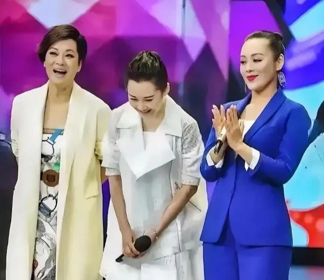 三个人的站姿，最欣赏谁？毛阿敏大大咧咧的性格，豪爽地张口大笑，两腿分开，身体没有