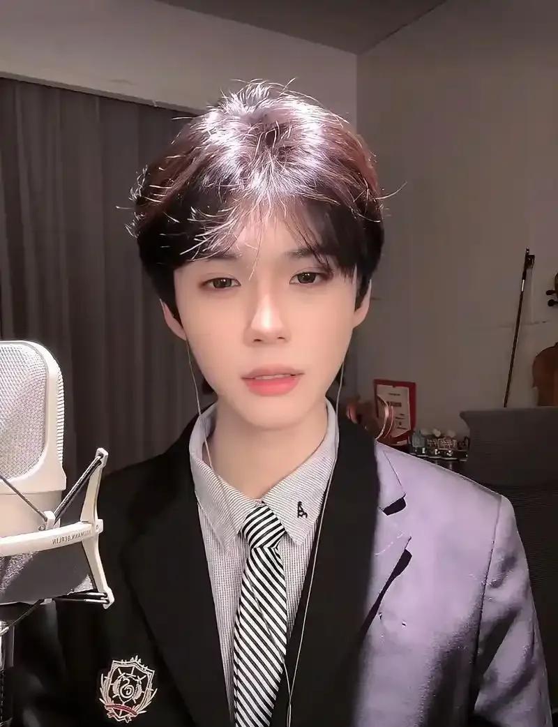 刷到网红何秋亊道歉直播
我只想说这年头什么人
都可以开演唱会了啊
还那么多人买票