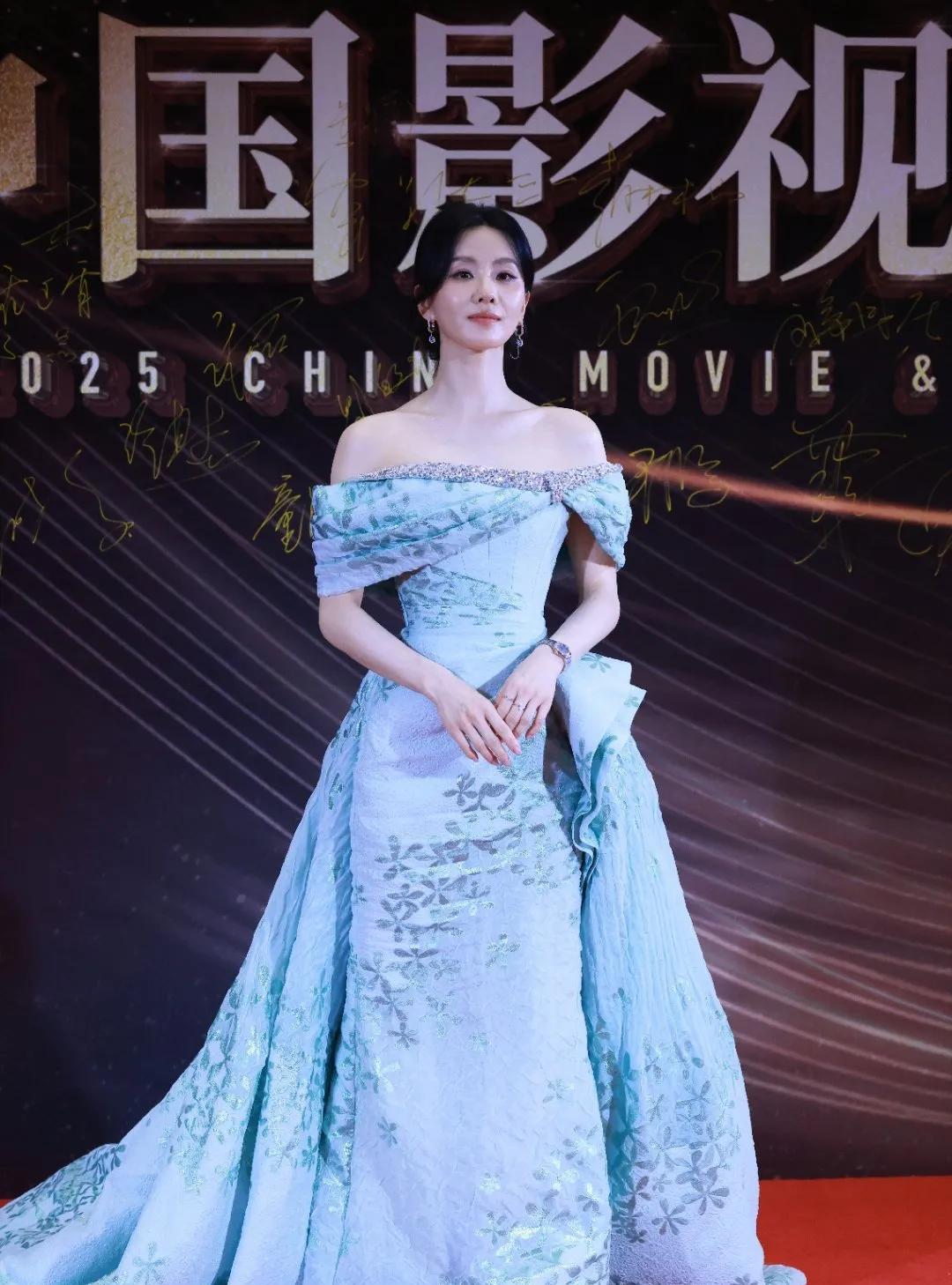 #刘诗诗好美# #刘诗诗名品身段#
救命！刘诗诗的红毯生图杀疯了！镜头怼脸下，她