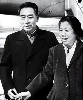 1927年4月，邓颖超在广州生产，由于那时的技术还无法进行剖腹产手术，只能用产钳