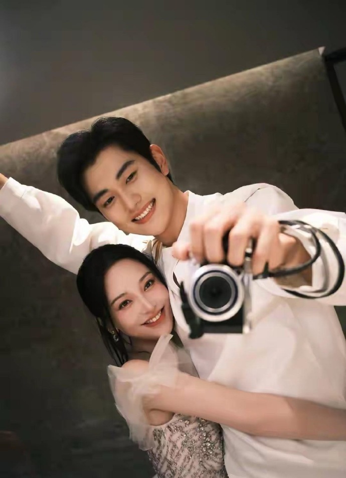 金莎被小17岁男友求婚了，原本被嘲母子恋的一对情侣终于要修成正果了。
看来没有什