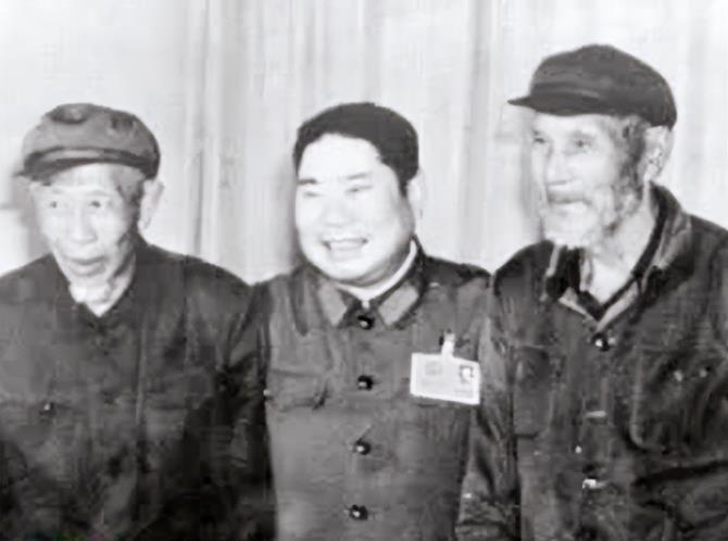 1971年，一个蓬头垢面，穿着破烂烂的老乞丐，走到济南军区大院岗哨前问道：“哨兵